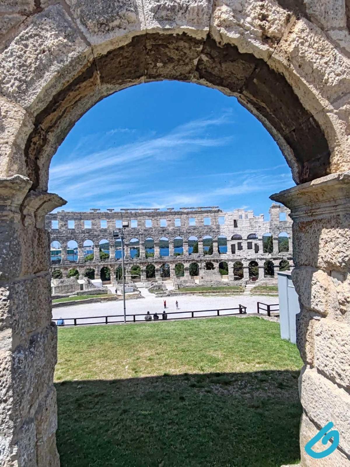 Arena Parkside Residence Пула Экстерьер фото